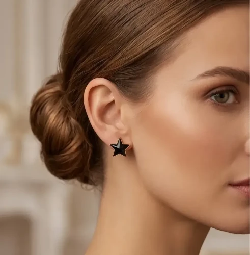 Minimalistyczne kolczyki z kryształami Swarovski® Jet, łączące czerń, złoto i elegancki kontrast.