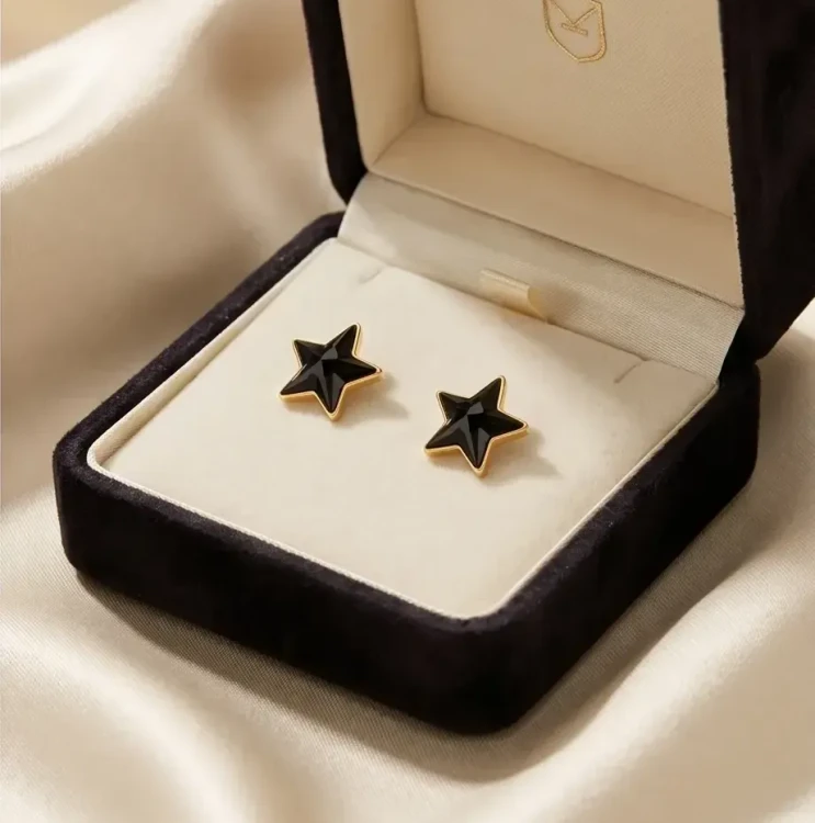 Pozłacane srebrne kolczyki z czarną gwiazdką Swarovski® Jet, wyrazista biżuteria na prezent dla kobiety.