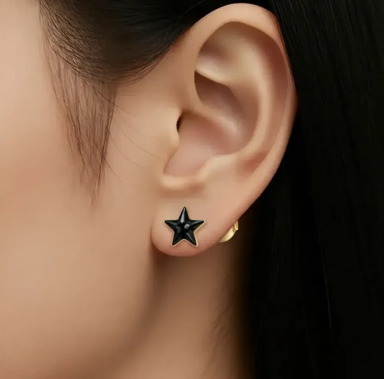 Kolczyki na sztyfcie z kryształami Swarovski® Jet, wykonane ze srebra 925 pozłacanego złotem 24K.