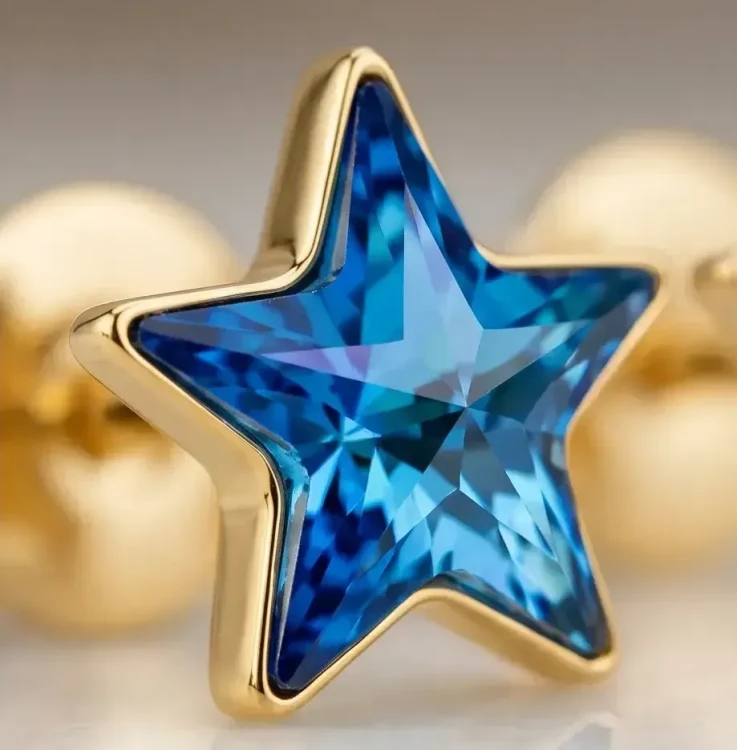 Eleganckie kolczyki damskie z niebieskimi kryształami Swarovski® Bermuda Blue w kształcie gwiazdki.