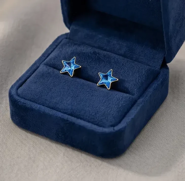 Wyraziste kolczyki z kryształami Swarovski® Bermuda Blue, ozdobione głębokim morskim blaskiem.