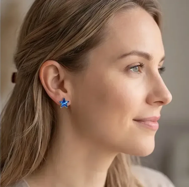 Kolczyki damskie Bermuda Blue ze srebra 925, z mieniącymi się kryształami Swarovski® i zapięciem na sztyft.