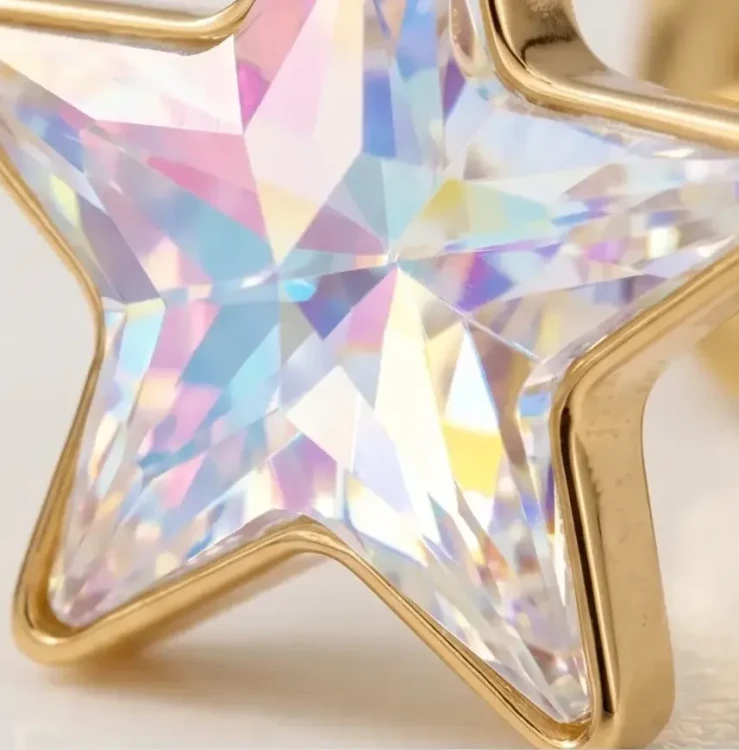 Kolczyki z jasnymi kryształami Swarovski® Aurore Boreale, idealne do codziennych i eleganckich stylizacji.