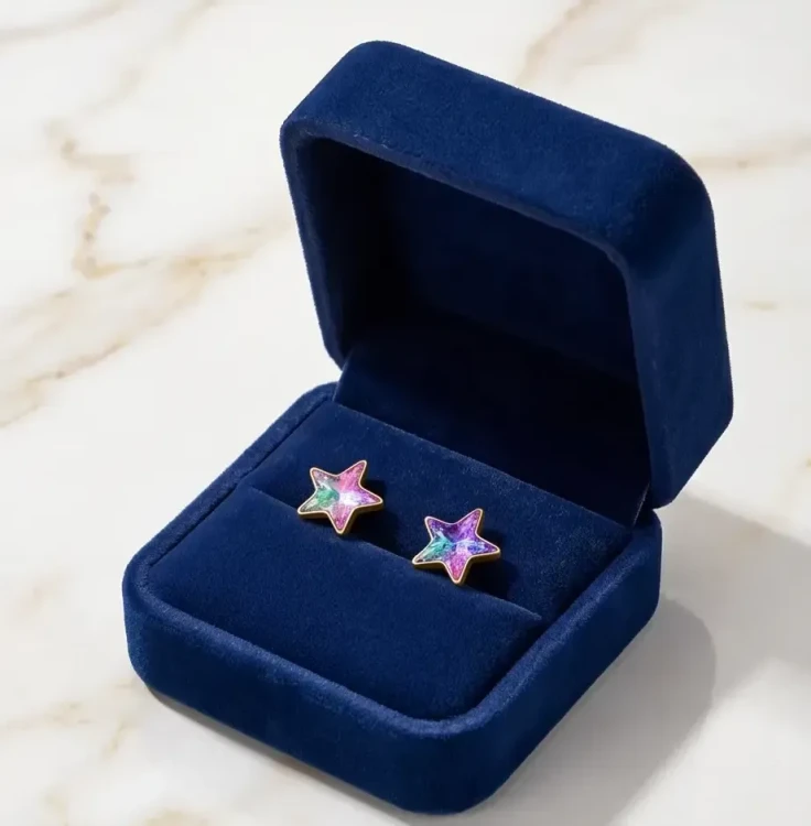 Pozłacane srebrne kolczyki z kryształową gwiazdką Swarovski® Vitrail Light, pastelowy dodatek na prezent.