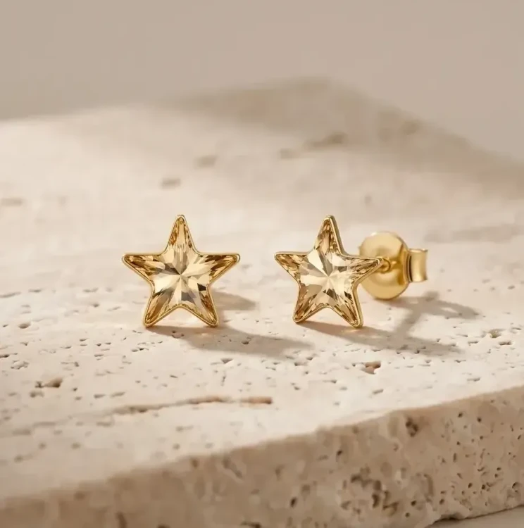 Pozłacane srebrne kolczyki z kryształową gwiazdką Swarovski® Golden Shadow, idealne na prezent.