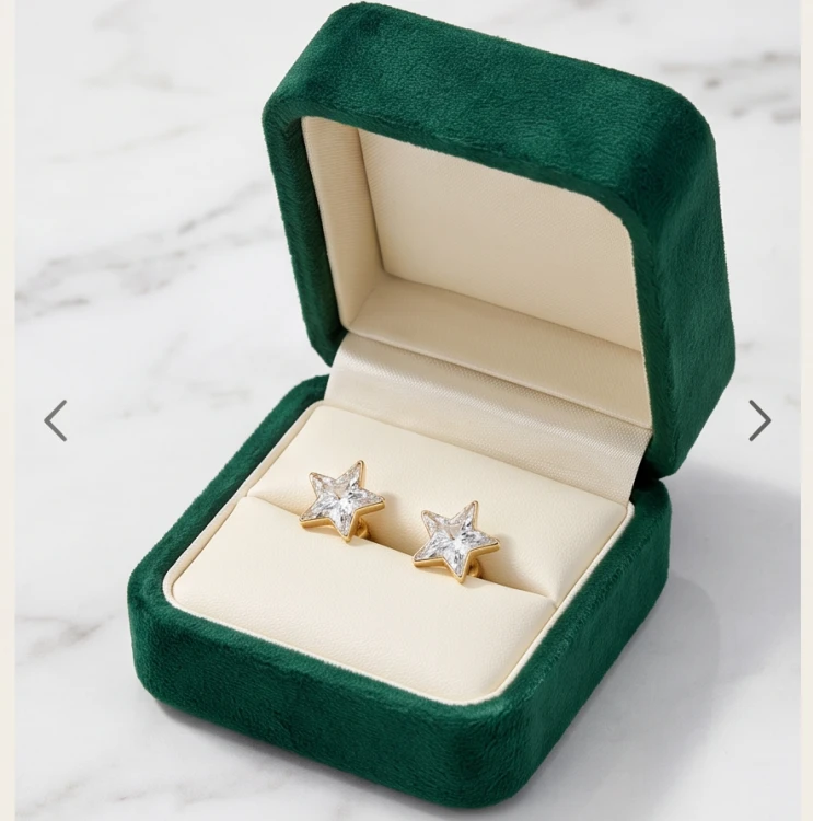 Biżuteria z gwiazdką STAR – srebrne kolczyki i naszyjniki z kryształami Swarovski®, minimalistyczne i eleganckie.