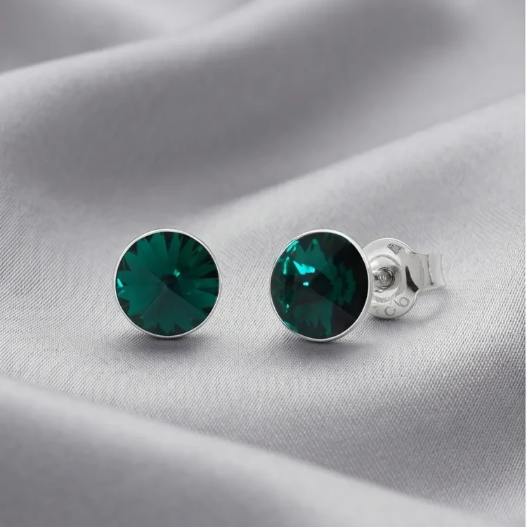 Eleganckie kolczyki srebrne z zielonymi kryształami 6 mm do codziennych stylizacji.
