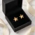 Nowoczesne kolczyki gwiazdki z kryształami Swarovski® Aurum i eleganckim złotym połyskiem