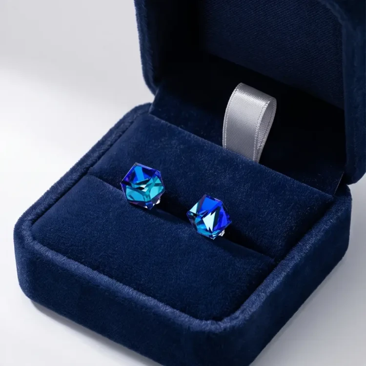 Efektowne kolczyki na sztyfcie ze srebra 925 z kryształami Swarovski® Bermuda Blue