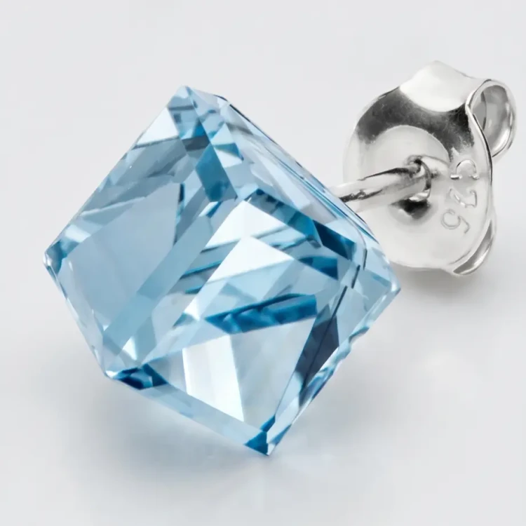 Delikatne kolczyki sztyftowe z kryształami Swarovski® Aquamarine w kształcie kostki