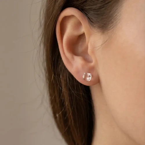 Eleganckie kolczyki sztyftowe z kryształami Swarovski® Crystal w kształcie kostki