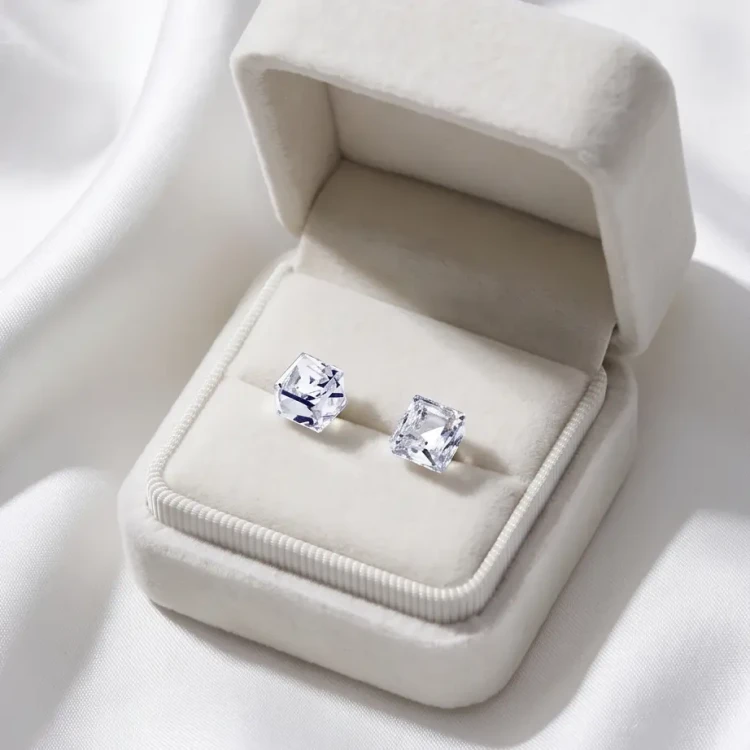 Białe kolczyki kostki z kryształami Swarovski® Crystal i platynowym wykończeniem