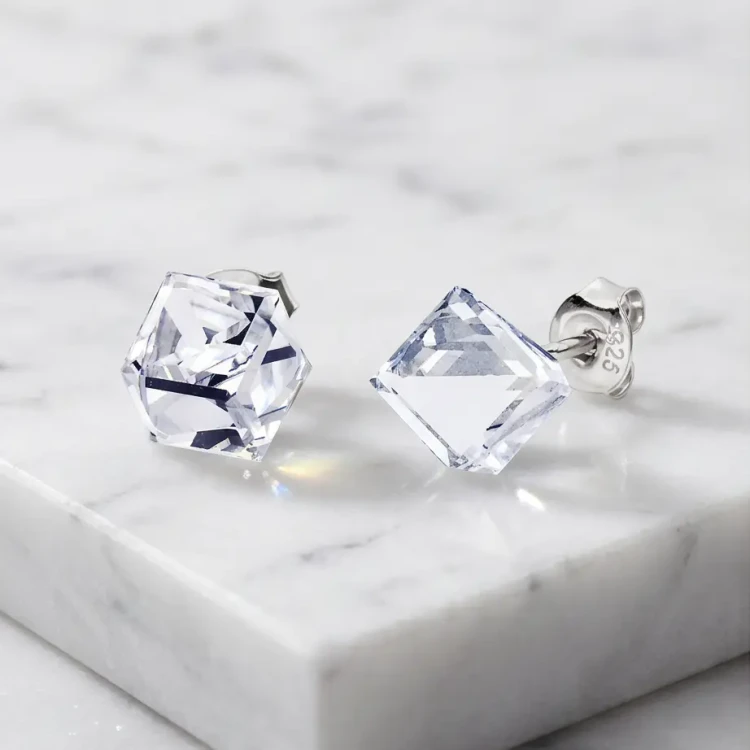 Delikatne kolczyki damskie z białymi kryształami Swarovski® inspirowane brylantowym blaskiem