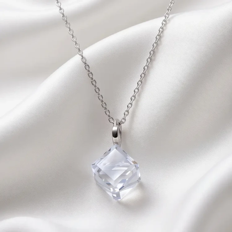 Damski naszyjnik srebrny z białą kostką Swarovski®