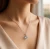 Delikatny naszyjnik ze srebra z błękitnym kryształem Swarovski® w kształcie kostki