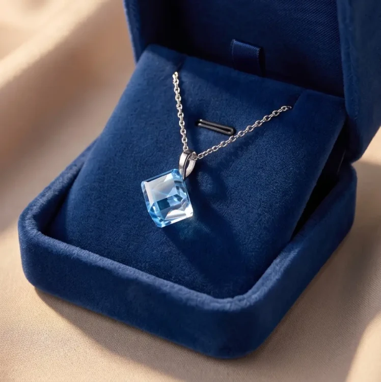 Srebrny naszyjnik z kryształem Swarovski® kostka w jasnoniebieskim odcieniu