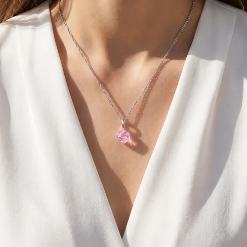 Srebrny naszyjnik z kryształem Swarovski® w kształcie kostki 8 mm Light Rose
