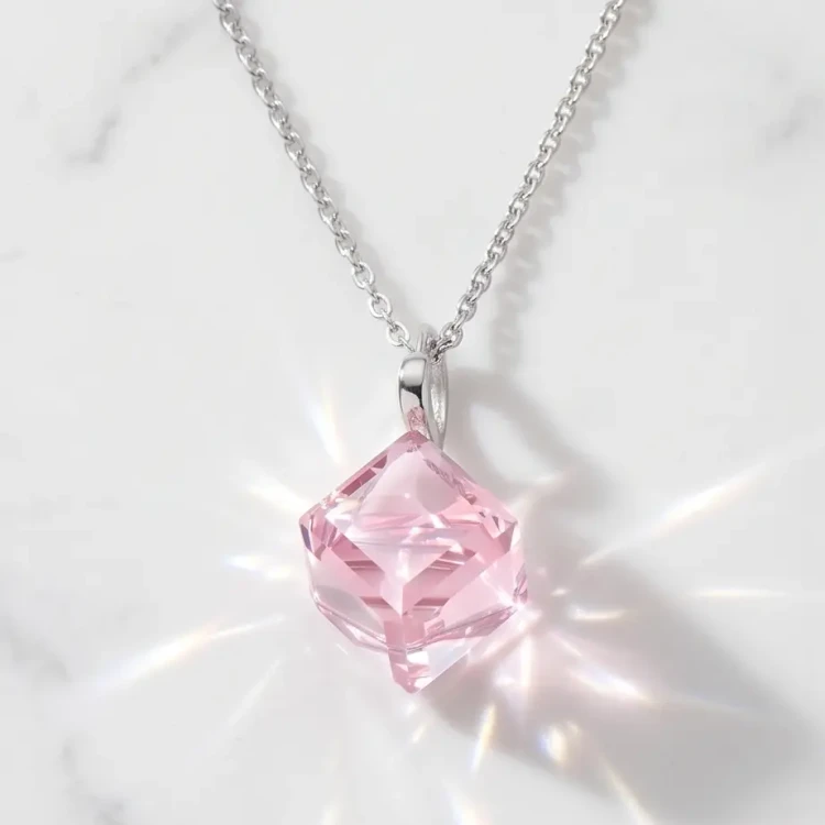 Damski naszyjnik srebrny z jasnoróżową kostką Swarovski®
