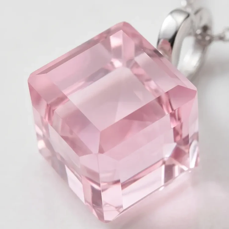 Elegancki srebrny naszyjnik z lśniącym kryształem Swarovski® kostka 8 mm