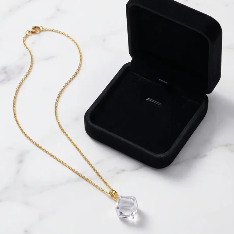 Damski naszyjnik z pozłacanego srebra z białą kostką Swarovski®