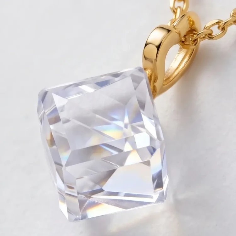 Elegancki naszyjnik srebrny pozłacany z lśniącym kryształem Swarovski® kostka