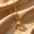 Delikatny pozłacany naszyjnik z lśniącym kryształem Swarovski® w kształcie kostki
