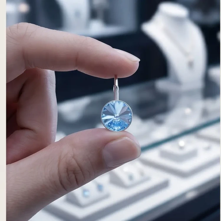 Eleganckie srebrne kolczyki z lśniącymi kryształami Swarovski® Aquamarine