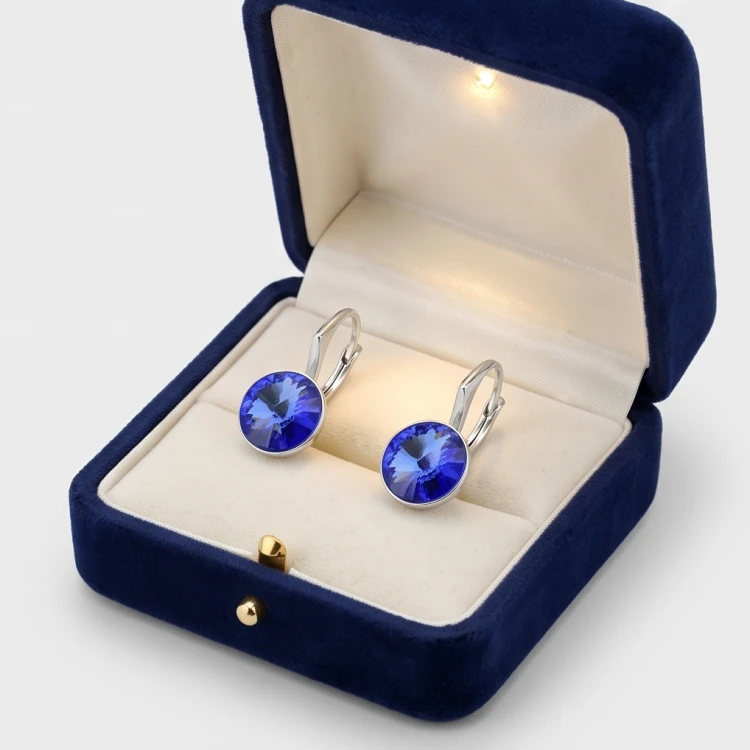 Eleganckie srebrne kolczyki z lśniącymi kryształami Swarovski® Sapphire
