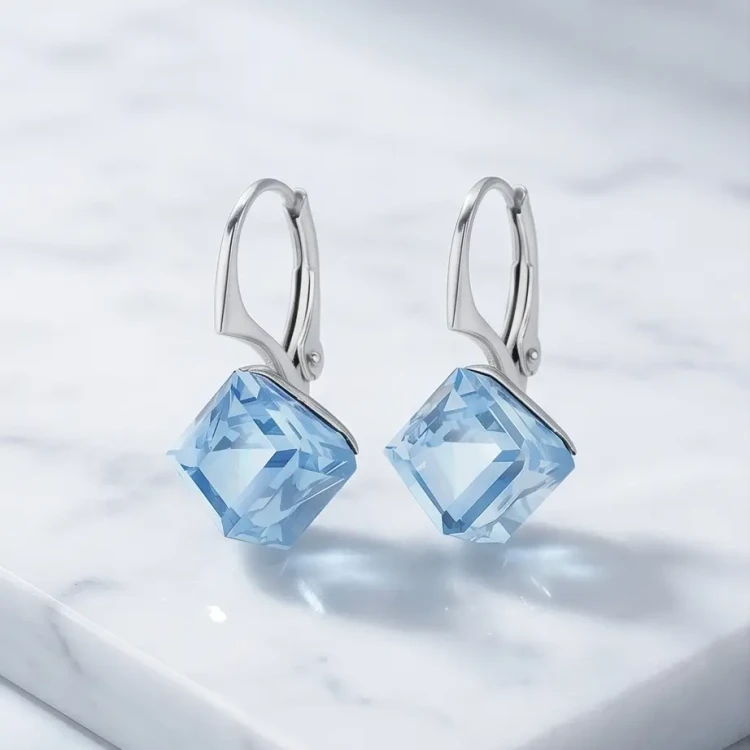 Eleganckie srebrne kolczyki z lśniącymi kostkami Swarovski® 8 mm Aquamarine