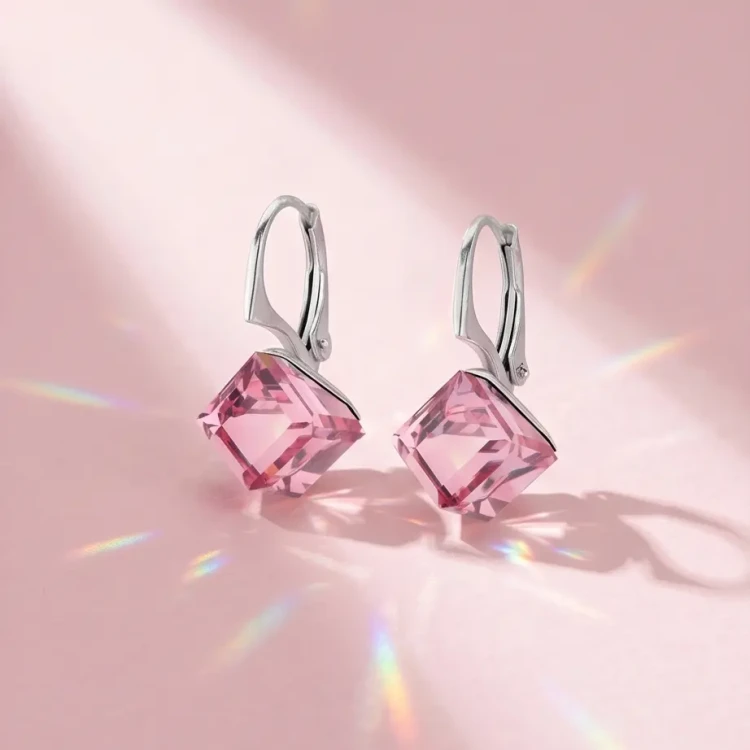 Delikatne kolczyki damskie z różowymi kryształami Swarovski® w kształcie kostek