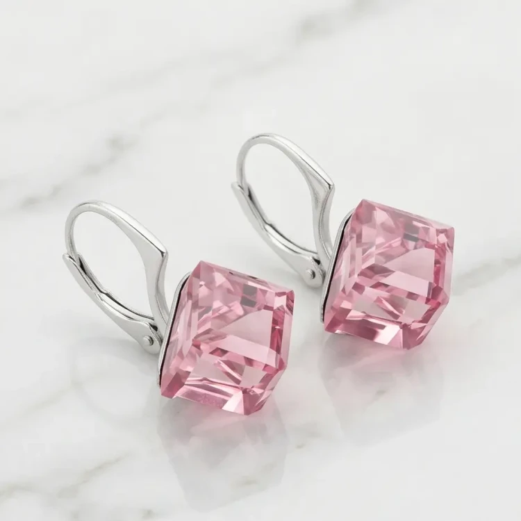 Srebrne kolczyki z kostkami Swarovski® Light Rose w delikatnym różowym odcieniu