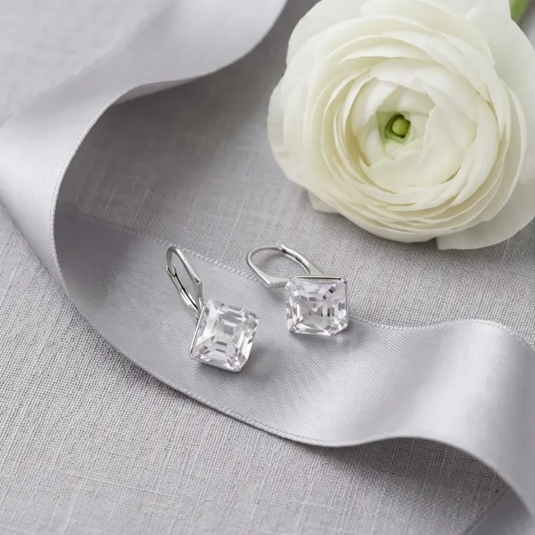 Eleganckie srebrne kolczyki z lśniącymi kostkami Swarovski® 8 mm