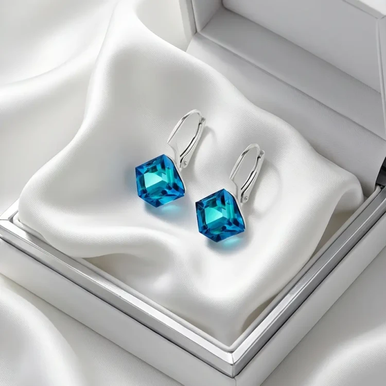 Kolczyki ze srebra z kryształowymi kostkami Swarovski® Bermuda Blue