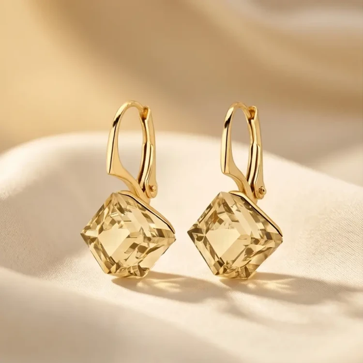 Pozłacane kolczyki z kryształami Swarovski® w kształcie kostek Golden Shadow
