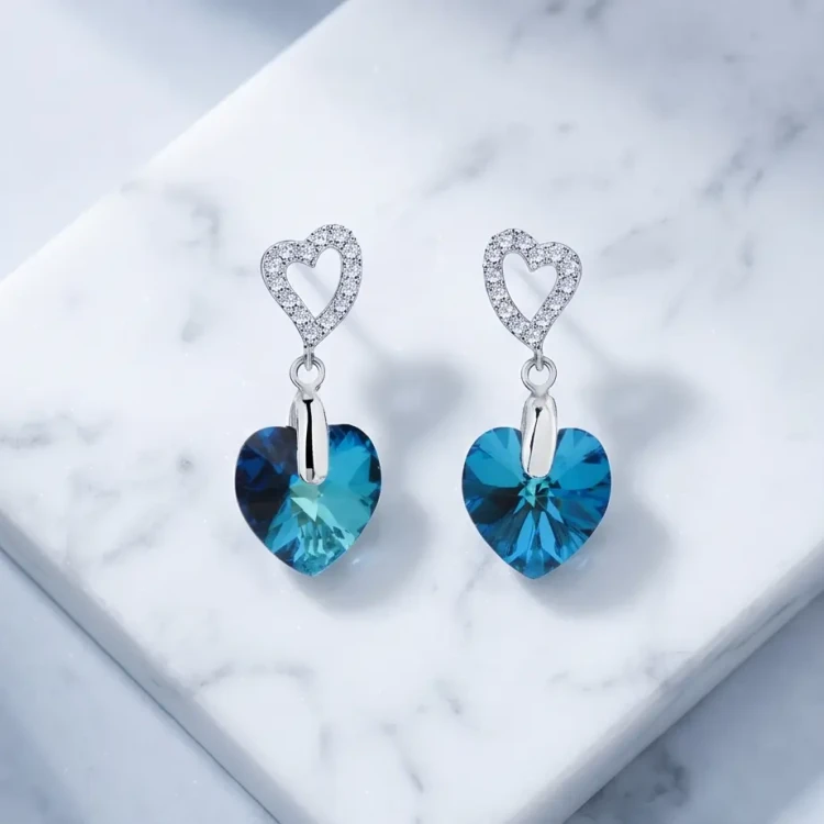 Srebrne kolczyki z kryształami Swarovski® w kształcie serca 10 mm Bermuda Blue