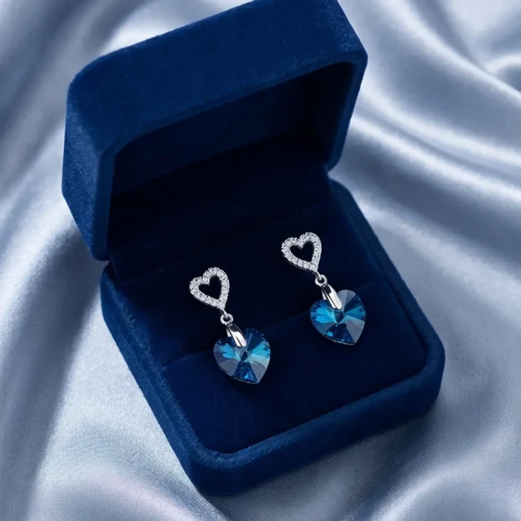 Kolczyki ze srebra z kryształami Swarovski® serca w kolorze Bermuda Blue