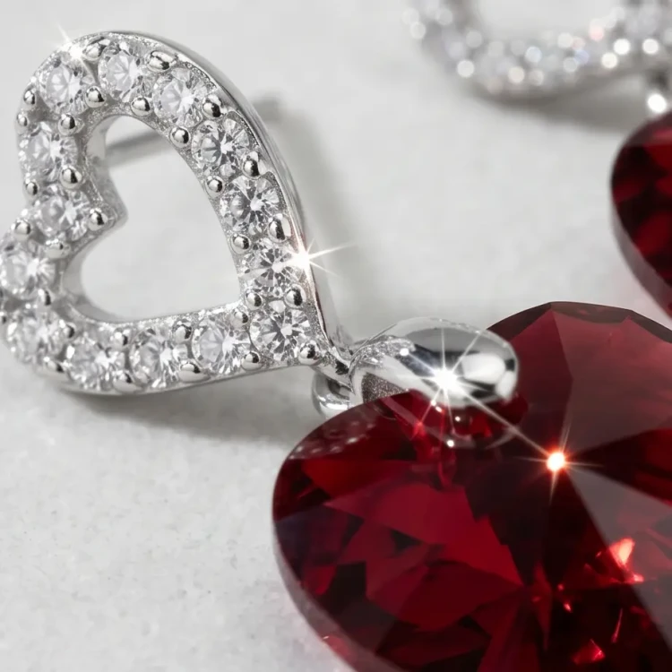 Srebrne kolczyki z czerwonymi kryształami Swarovski® w kształcie serca 10 mm
