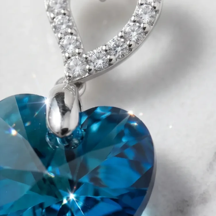 Damski naszyjnik srebrny z niebieskim kryształem Swarovski® serce