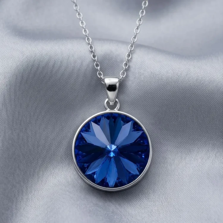 Elegancki srebrny naszyjnik z okrągłym kryształem Swarovski® w kolorze Sapphire