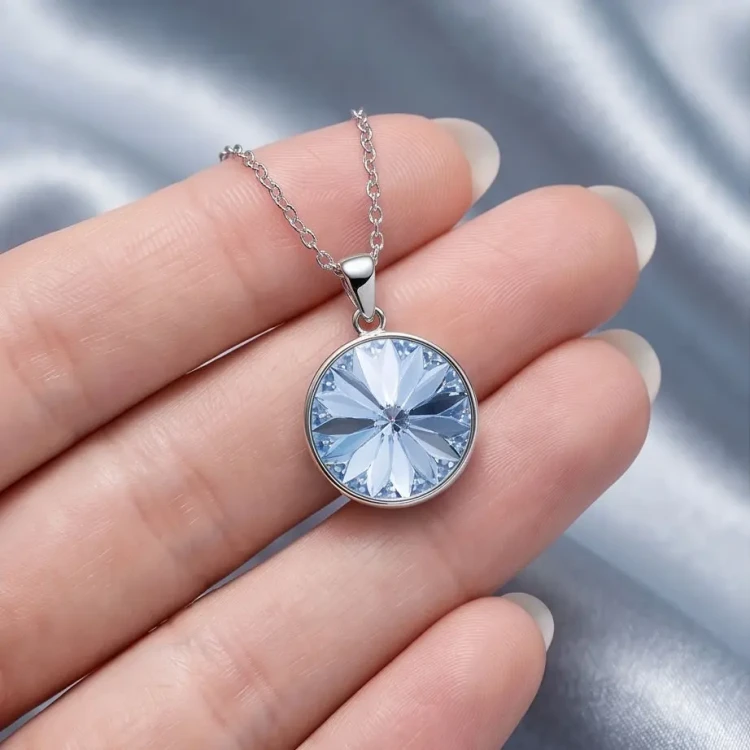Naszyjnik damski z błękitnym kryształem Swarovski® w odcieniu Light Sapphire