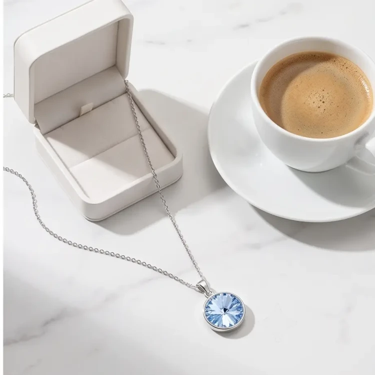 Delikatny srebrny naszyjnik z lśniącym kryształem Swarovski® Light Sapphire