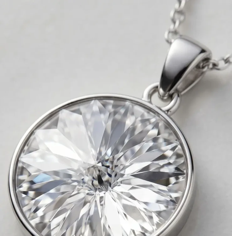 Srebrny naszyjnik z dużym okrągłym kryształem Swarovski® o diamentowym blasku