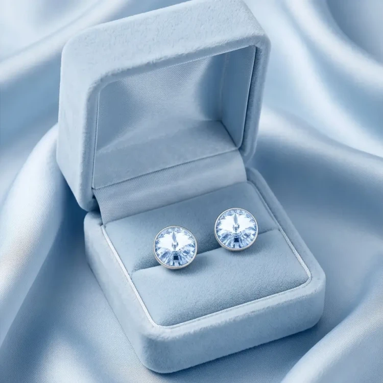 Srebrne kolczyki na sztyft z okrągłymi kryształami Swarovski® Light Sapphire
